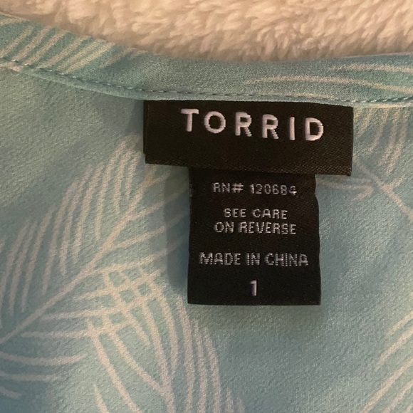 Torrid shear top size 1 think it’s like a 1X - Picture 4 of 11